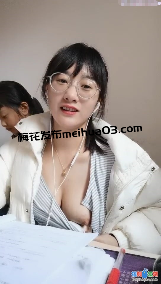 风骚眼镜妹 骚骚的高学历高颜值眼镜妹妹喜欢吗哥哥 超级淫荡的眼镜御姐女神 露脸偷情，身材太美了 带好耳机骚死了[12V/544M]